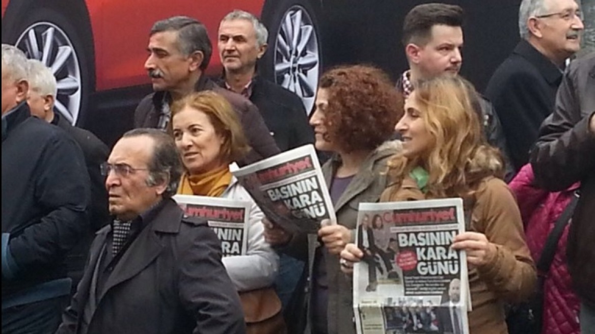 Διαδήλωση στην Τουρκία κατά της φυλάκισης δημοσιογράφων της Cumhuriyet